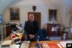 Serđo Pagano u svojoj kancelariji