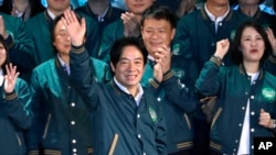 2023 年 7 月 16 日，台湾台北，执政的民进党总统候选人赖清德在民进党党代表大会上挥手致意。