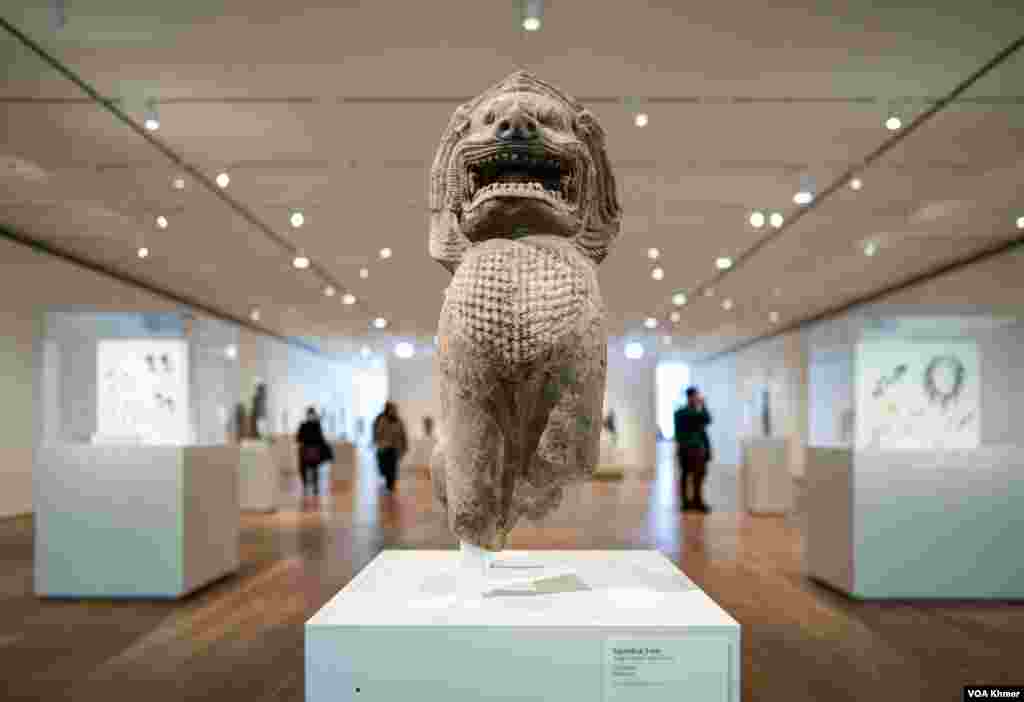 វត្ថុបុរាណខ្មែរត្រូវបានដាក់តាំងក្នុងពិព័រណ៍មួយនៅវិទ្យាស្ថានសិល្បៈ Chicago (The Art Institute of Chicago) នៅទីក្រុង Chicago រដ្ឋ Illinois នៅថ្ងៃទី ២ ខែវិច្ឆិកា ឆ្នាំ ២០២៣។ (ទែន សុខស្រីនិត/វីអូអេ) 