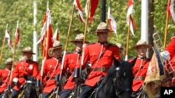 资料照 - 2012年5月23日，加拿大皇家骑警前往参加英国女王伊丽莎白二世换岗仪式。