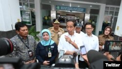 FILE - Presiden Joko Widodo memberikan keterangan kepada media usai peninjauan di RSUP dr. Soeradji Tirtonegoro, Kabupaten Klaten, 31 Januari 2024. (Twitter/KemensetnegRI)