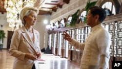 Presiden Filipina Ferdinand Marcos Jr. berbicara dengan Presiden Komisi Eropa Ursula von der Leyen di istana kepresidenan Malacanang di Manila, 31 Juli 2023. (Foto: via AFP)