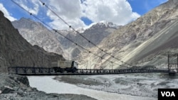 一辆卡车将建筑材料运送到位于拉达克首府列城以北120公里的努布拉总部在迪斯基特（Diskit）的一个工地。（美国之音比拉勒·侯赛因摄）