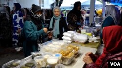 Beragam stan makanan tersedia di bazar Ramadan masjid At Thohir (dok: VOA)