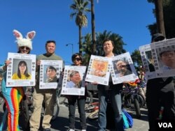 2023年11月19日星期日上午1100，洛杉矶人权组织“视觉艺术家协会”与中国异议人士齐聚帕萨迪纳老城区，与杜达游行队伍共同沿街游行，呼吁中国政府释放香港和中国的政治犯。” (美国之音 张木林）