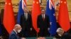 Perdana Menteri China Li Qiang, kanan belakang, dan Perdana Menteri Selandia Baru Chris Hipkins, kiri belakang, menghadiri upacara penandatanganan di Aula Besar Rakyat di Beijing Rabu, 28 Juni 2023. (Jade Gao/Pool via AP)