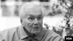 Univerzitetski profesor, sociolog kulture i književnik Radoslav Ratko Božović preminuo je u Beogradu u 90. godini, 23. novembra 2023. (Foto: FoNet)