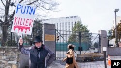 Demonstrant ispred ruske ambasade u Vašingtonu (Foto: AP/Manuel Balce Ceneta)