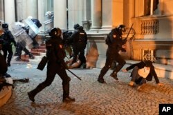 Sukob policije i demonstranata ispred Skupštine grada Beograda (Foto: AP/Darko Vojinovic)