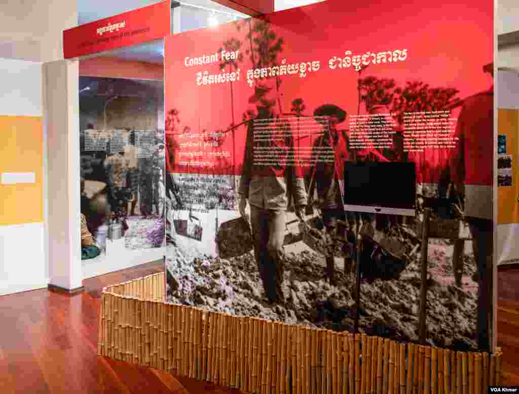 ទិដ្ឋភាពទូទៅនៃ​ពិព័រណ៍អចិន្ត្រៃយ៍ស្តីអំពីរបប​ប្រល័យ​ពូជសាសន៍​ខ្មែរ​ក្រហម​ នៅសារមន្ទីរនិង​អនុសារណដ្ឋានខ្មែរ ក្នុងទីក្រុងឈីហ្កាហ្គូ រដ្ឋ​អ៊ីល្លីណយ ថ្ងៃទី ១ ខែវិច្ឆិកា ឆ្នាំ ២០២៣។ (ទែន សុខស្រីនិត/វីអូអេ) 