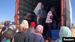 Familia za Wasudan zikipanda roli kwenda Misri baada mapigano kuzuka katika mji mkuu wa Khartoum. Picha na REUTERS/Heba Fouad