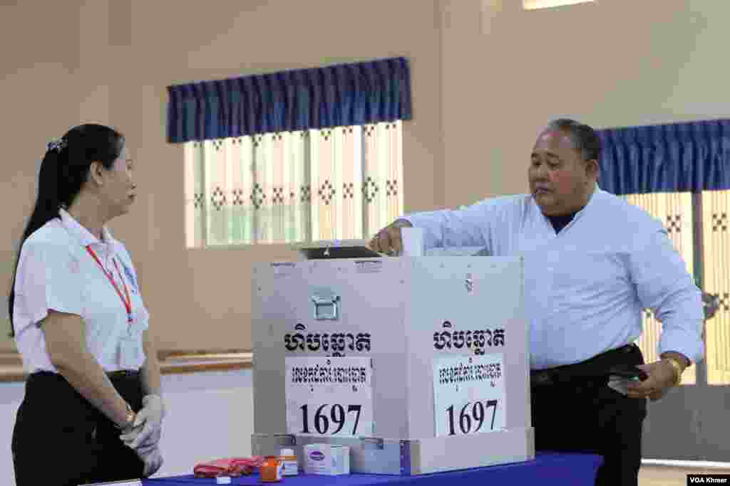 ពលរដ្ឋម្នាក់ទម្លាក់សន្លឹកឆ្នោតចូលក្នុងហិបឆ្នោត នៅក្នុងការបោះឆ្នោតជាតិអាណត្តិទី ៧ ដែលអវត្តមានគណបក្សប្រឆាំងដ៏ធំមួយ នៅក្រុងតាខ្មៅ ខេត្តកណ្តាល ថ្ងៃទី ២៣ ខែកក្កដា ឆ្នាំ ២០២៣។ (លាស់ លីបលីប/វីអូអេ)