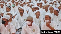 Warga binaan di Lapas Narkotika Kelas II Cipinang mendengarkan tausiyah dari tokoh agama dalami rangkaian acara Festival Ramadan yang dilaksanakan pada Sabtu (8/4)