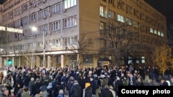 Protest građana i predstavnika opozicije zbog nepravilnosti na izborima, ispred sedišta Republičke izborne komisije u bivšoj zgradi Narodne skupštine Srbije, u Beogradu, 23. decembra 2023. (Foto: FoNet)