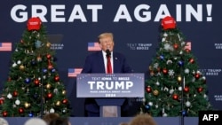 អតីតប្រធានាធិបតីសហរដ្ឋអាមេរិកលោក Donald Trump ថ្លែង​នៅ​ក្នុង​យុទ្ធនាការ​មួយ​នៅ​ក្រុង Waterloo រដ្ឋ Iowa កាលពីថ្ងៃទី១៩ ខែធ្នូ ឆ្នាំ២០២៣។ 