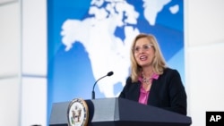 រូបឯកសារ៖ ឯក​អគ្គ​រដ្ឋ​ទូត​គោចរ​សហរដ្ឋ​អាមេរិក​ទទួល​បន្ទុក​តាម​ដាន និង​ប្រយុទ្ធ​ប្រឆាំង​ការ​ជួញ​ដូរ​មនុស្ស អ្នក​ស្រី Cindy Dyer ថ្លែងនៅក្រសួងការបរទេសសហរដ្ឋអាមេរិក សហរដ្ឋអាមេរិក កាលពីថ្ងៃទី១៥ ខែវិច្ឆិកា ឆ្នាំ២០២៣។