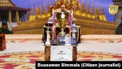 ຂັນລາງວັນກິລາເຕະບານ Shanghai Cup 2024 ວາງສະແດງຢູ່ຫ້ອງການເຈົ້າຄອງນະຄອນຫຼວງວຽງຈັນ.