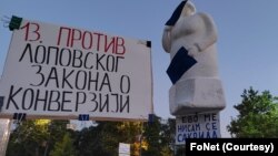 Figura od stiropora koja simbolizuje republičku javnu tužiteljku Zagorku Dolovac na protestu "Srbija protiv nasilja" (FoNet)