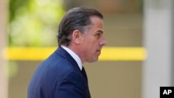 Putra Presiden AS Joe Biden, Hunter Biden, tiba di pengadilan Wilmington, Delaware hari Rabu (26/7). 