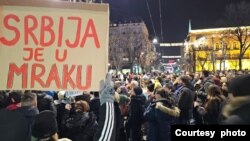 Građani u protestu ispred sedišta Republičke izborne komisije, u zgradi stare Skupštine Srbije, u centru Beograda, dan nakon održanih izbora, 19. decembra 2023. (Foto: FoNet)