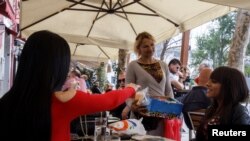 Arhivska fotografija - detalj iz kafića u centru Podgorice (Foto: REUTERS/Stevo Vasiljevic)