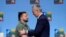 TT Ukraine, Volodymyr Zelenskiy, và ông Jens Stoltenberg, tổng thư ký khối NATO, tại Thượng Đỉnh NATO ở Vilnius, Lithuania.