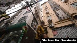 Ảnh tư liệu - Rất nhiều những căn nhà cao tầng trong ngõ nhỏ như thế này là các chung cư mini, nơi cư ngụ của hàng chục hộ dân.