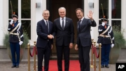 Generalni sekretar NATO-a Jens Stoltenberg, levo, i holandski premijer Mark Rute, desno, dočekuju predsednika Litvanije Gitanasa Nausedu u Hagu, Holandija, 27. juna 2023.