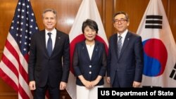 토니 블링컨 미국 국무장관과 조태열 한국 외교장관, 가미카와 요코 일본 외무상이 22일 주요 20개국(G20) 외교장관 회의가 열리고 있는 브라질 리우데자네이루에서 회담했다.