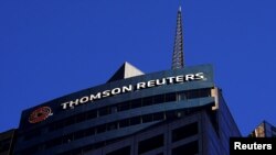 Logo Thomson Reuters terlihat pada gedung kantor di Manhattan, Kota New York, pada 16 November 2021. (Foto: Reuters/Carlo Allegri)