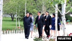 朝鲜领导人金正恩在中国国家主席习近平访问平壤期间与其一起散步。（2019年6月21日）