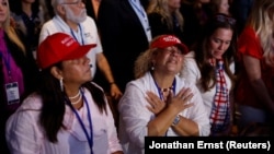 Para hadirin menyanyikan lagu rohani Kristen dalam Pray Vote Stand Summit yang digelar oleh Dewan Riset Keluarga di Washington DC, Jumat, 15 September 2023. Acara itu dihadiri bakal calon presiden yang diusung Partai Republik untuk pilpres AS 2024. (Foto: Jonathan Ernst/Reuters) 