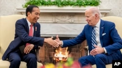 美国总统乔·拜登总统2023年11月13日在华盛顿白宫椭圆形办公室会见印度尼西亚总统佐科·维多多。 （美联社照片）