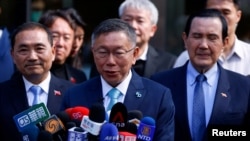 资料照：台湾民众党主席柯文哲在台北对媒体讲话。台湾国民党总统候选人侯友宜（左）与台湾前总统马英九（右）在旁倾听。（2023年11月15日）