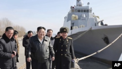 Pemimpin Korea Utara Kim Jong Un, tengah, mengunjungi galangan kapal di Nampho, Korea Utara. (Foto: KCNA via AP)