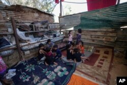 Anak-anak Palestina bermain di Khan Younis, Jalur Gaza, Senin, 10 Juni 2024. (Foto: AP)