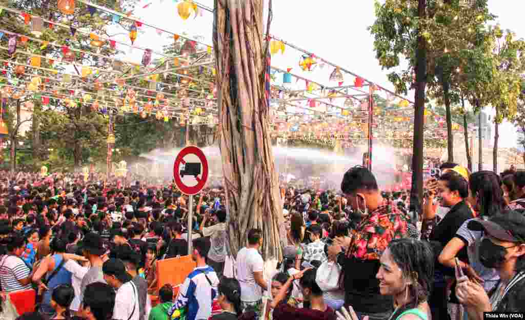 ប្រជាពលរដ្ឋ​នៅ​រាជធានី​ភ្នំពេញ​ជួបជុំ​គ្នា​រីករាយ​កម្សាន្ត​នា​បុណ្យ​ចូលឆ្នាំ​ប្រពៃណីខ្មែរ នៅរមណីយដ្ឋាន​វត្តភ្នំដូនពេញ កាលពីថ្ងៃទី ១៤ ខែមេសា ឆ្នាំ ២០២៣។ (ធីតា វីន/វីអូអេ)​