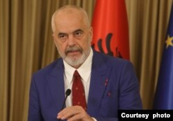 Premijer Albanije Edi Rama govori na zajedničkoj koferenciji za novinare sa predsednikom Srbije Aleksandrom Vučićem, u vili Mir u Beogradu, 7. jula 2023. (Foto: FoNet)