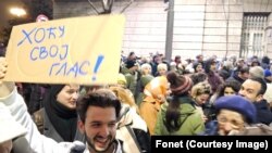 Protest pred sedištem Republičke izborne komisije (RIK) u Beogradu (Foto: Fonet)