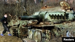 Tank Tentara Yugoslavia, yang hancur selama serangan udara NATO terhadap Tentara Yugoslavia di Klina pada 999. Sejumlah negara telah melaporkan kasus kanker di kalangan tentara muda yang diduga karena uranium terdeplesi. (Foto: Reuters)