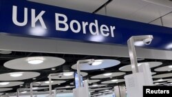Area kontrol paspor kedatangan penumpang di Terminal 5, Bandara Heathrow, London, Inggris, 23 Maret 2023. (REUTERS/Toby Melville)