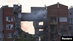 Seorang petugas pemadam kebakaran sedang memadamkan api di sebuah apartemen yang terkena serangan rudal Rusia di Kota Dnipro, Ukraina, Jumat, 28 Juni 2024. (Foto: Mykola Synelnykov/Reuters)