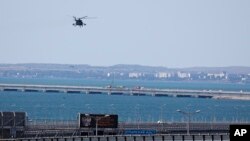 Ruski vojni helikopter leti iznad Krimskog mosta, arhivska footografija