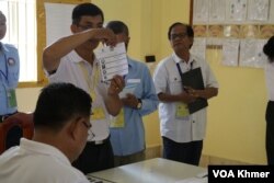 មន្រ្តី​រៀប​ចំ​ការ​បោះ​ឆ្នោត​ម្នាក់​បង្ហាញ​សន្លឹក​ឆ្នោត​ដែល​មាន​គូស​ចំ​គណបក្ស​ប្រជាជន​កម្ពុជា នៅ​មណ្ឌល​បោះឆ្នោត​ព្រឹទ្ធសភា​ក្នុង​វិទ្យាល័យ​ព្រះស៊ីសុវត្ថិ ក្នុង​រាជធានី​ភ្នំពេញ នា​ថ្ងៃទី​២៥ ខែ​កុម្ភៈ ឆ្នាំ​២០២៤។ (ស៊ុន ណារិន/វីអូអេ)