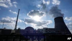 Uap air mengepul dari pembangkit listrik tenaga nuklir milik RWE di Emsland di Lingen, bagian barat Jerman, 18 Maret 2022. (Foto: Martin Meissner/AP Photo) 