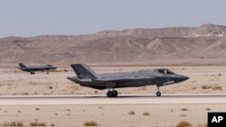 Jet tempur F-35 milik Israel mendarat di pangkalan udara Ovda di dekat wilayah Eilat, di selatan Israel, pada 24 Oktober 2021. (Foto: AP/Tsafrir Abayov, File)