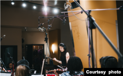 Komposer Eunike Tanzil memimpin kelompok orkestra di Berklee College of Music, Boston, Massachusetts, AS (dok: Eunike Tanzil)