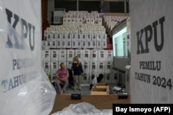 Petugas Komisi Pemilihan Umum (KPU) dan saksi partai melakukan rekapitulasi hasil tabulasi di tingkat kecamatan di Jakarta pada 16 Februari 2024. (Foto: AFP/Bay Ismoyo)