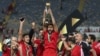 Hussein el-Shahat, capitaine d'Al-Ahly, célèbre le trophée de la Ligue des champions avec ses équipiers, Casablanca, le 11 juin 2023.