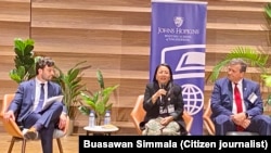 ທ່ານ​ນາງ ແຊ​ຣາ ກຸຫຼາບ​ດາ​ລາ ກ່າວ​ຄຳ​ເຫັນ​ຢູ​ມະ​ຫາວ​ິ​ທະ​ຍາ​ໄລ ຈອນ​ສ໌ ຮັອບ​ກິນ​ສ໌.